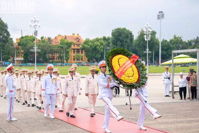 Đoàn đại biểu Cục An ninh chính trị nội bộ dâng vòng hoa vào lăng viếng Chủ tịch Hồ Chí Minh.