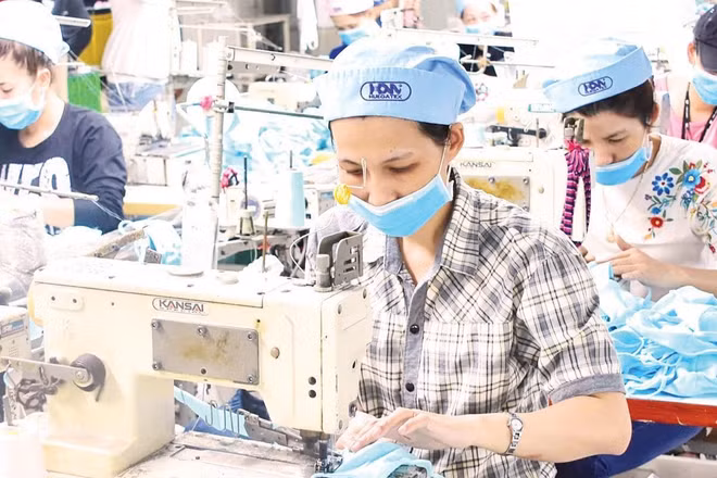 Công nhân làm việc tại công xưởng của Công ty cổ phần Dệt-May Huế.