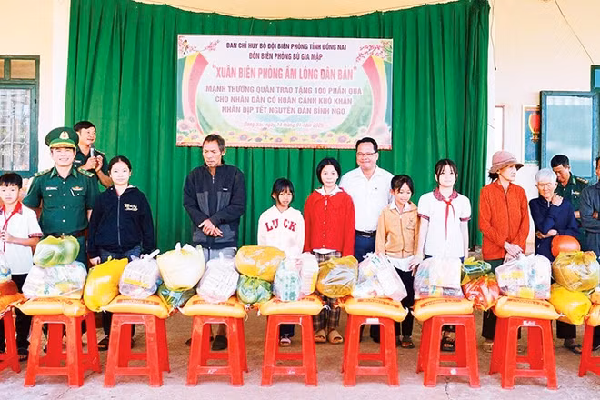 Bộ đội Biên phòng tỉnh Đồng Nai trao quà tặng nhân dân xã Bù Gia Mập.