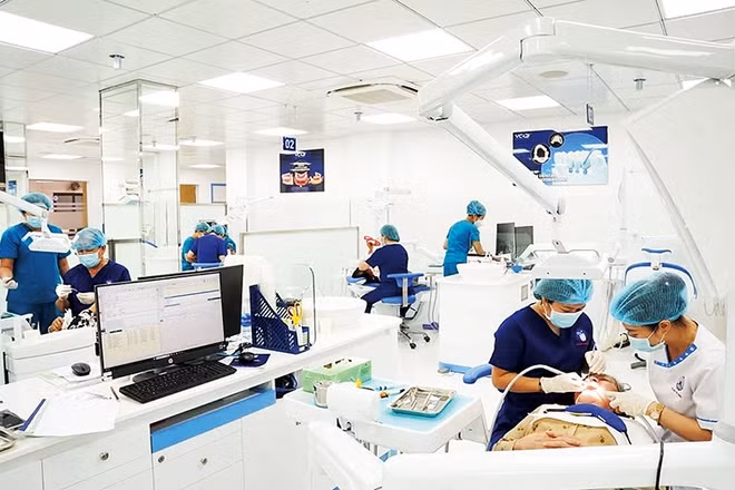 Người cao tuổi được chăm sóc tại Trung tâm răng hàm mặt kỹ thuật cao (Bệnh viện Thống Nhất).