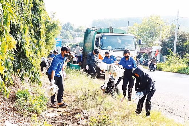 Đoàn Thanh niên xã Nha Bích, tỉnh Đồng Nai chung tay thu gom rác thải, vệ sinh môi trường.