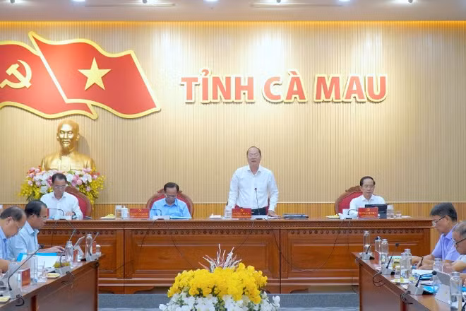 Bí thư Tỉnh ủy Cà Mau Nguyễn Hồ Hải (đứng) nhấn mạnh, khoa học công nghệ phải gắn liền với thực tiễn và tập trung đào tạo nguồn nhân lực trẻ.