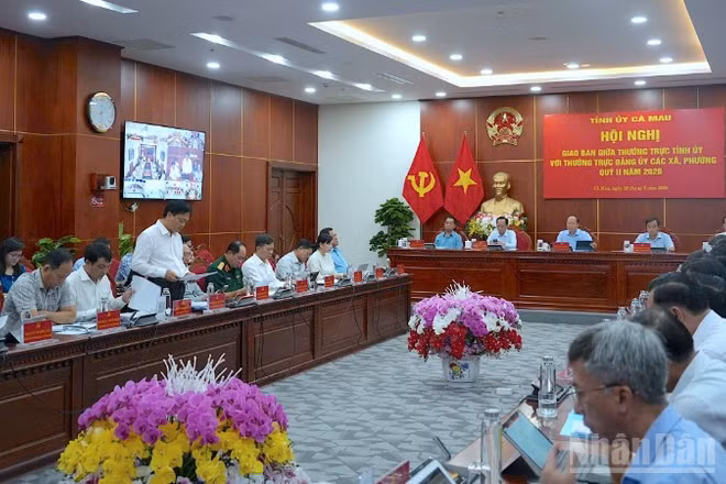 Hội nghị giao ban của Thường trực Tỉnh ủy Cà Mau với Thường trực Đảng ủy các xã, phường trong tỉnh được tổ chức bằng hình thức trực tiếp và trực tuyến. (Ảnh: MẪN CHI)