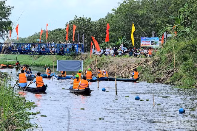 Vận động viên tranh tài ở nội dung bơi đua xuồng ba lá tốc độ cự ly 100m tại sự kiện "Hương rừng U Minh năm 2026".