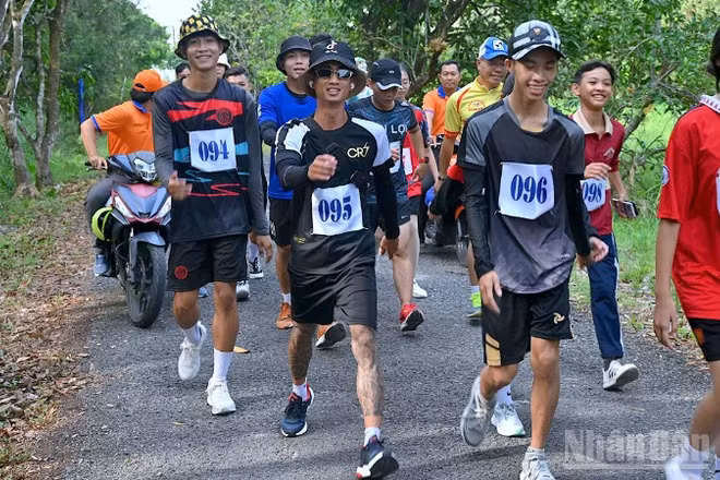 Đi bộ xuyên rừng tại Vườn Quốc gia U Minh hạ trong khuôn khổ sự kiện Hương rừng U Minh năm 2025.