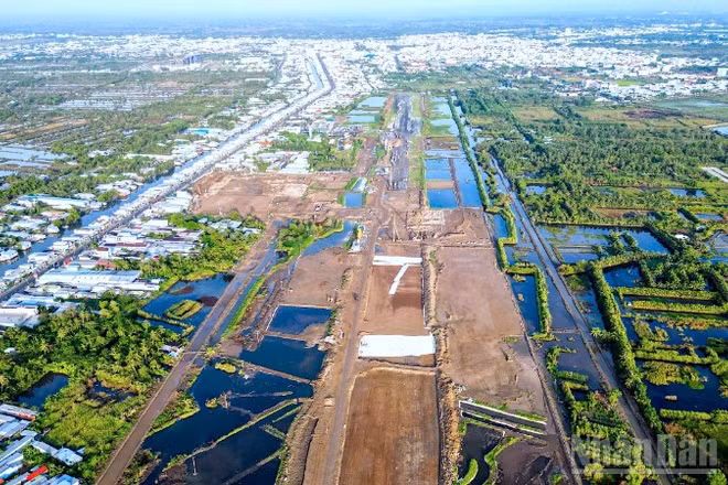 Một góc công trình mở rộng, nâng cấp Cảng Hàng không Cà Mau trong giai đoạn thi công nhìn từ trên cao.