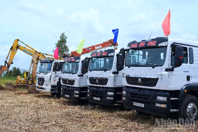 Thiết bị tập kết phục vụ thi công xây dựng công trình Đền tưởng niệm Anh hùng liệt sĩ và người có công tỉnh Cà Mau.