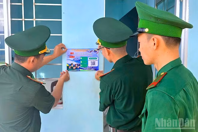Mô hình điểm vừa được Đồn Biên phòng Rạch Gốc triển khai tại Trạm kiểm soát Biên phòng để ngư dân dễ dàng tố giác tội phạm.