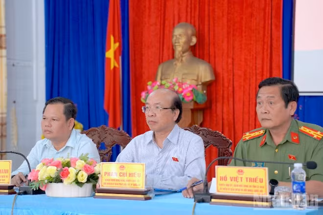 Đoàn đại biểu Quốc hội tỉnh Cà Mau tiếp xúc cử tri tại điểm cầu xã Cái Nước, tỉnh Cà Mau.