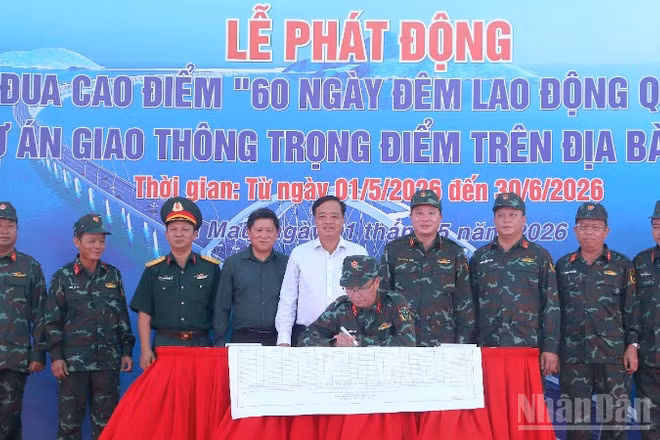 Đại diện các đơn vị thi công tại 3 dự án trọng điểm về giao thông ký cam kết thi đua “60 ngày đêm lao động quyết thắng” trước sự chứng kiến của lãnh đạo cấp ủy, chính quyền tỉnh Cà Mau.
