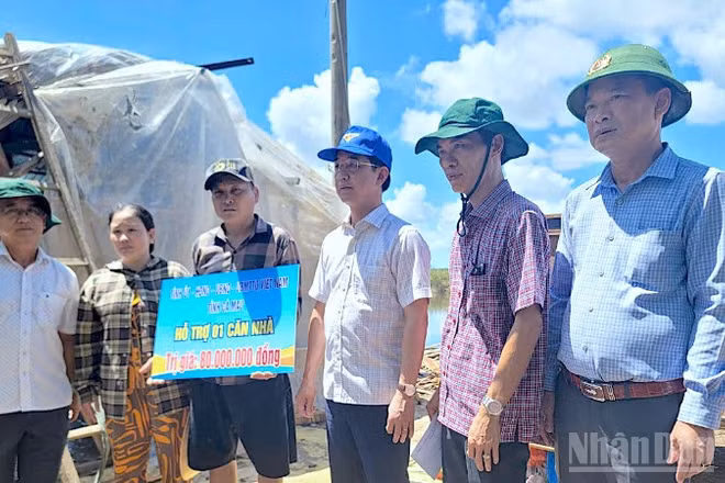 Phó Bí thư Tỉnh ủy, Chủ tịch Ủy ban Mặt trận Tổ quốc Việt Nam tỉnh Cà Mau Hồ Thanh Thủy (thứ 3 từ phải qua) trao hỗ trợ cho người dân phường Láng Tròn.