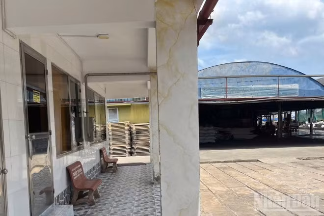 Khu vực đóng bao bì (bên phải) - nơi công nhân C gặp sự cố về điện dẫn đến tử vong ở miền biển Sông Đốc, tỉnh Cà Mau.