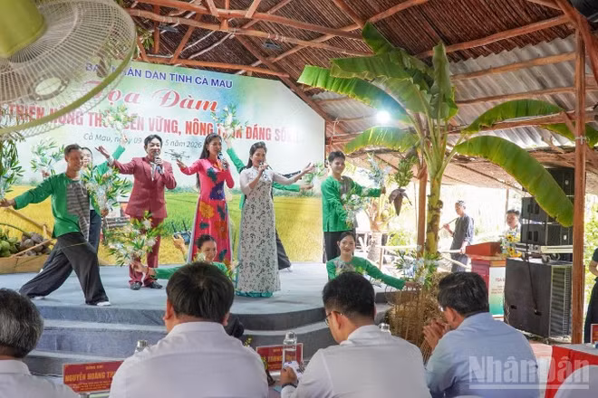 Một tiết mục văn nghệ đậm bản sắc vùng nông thôn Cà Mau trước khi phiên tọa đàm diễn ra.