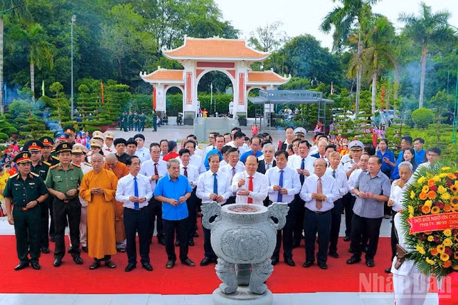 Đoàn đại biểu của Tỉnh ủy, Hội đồng nhân dân, Ủy ban nhân dân, Ủy ban Mặt trận Tổ quốc Việt Nam tỉnh Cà Mau cùng đại biểu Trung ương thực hiện nghi thức dâng hương tưởng niệm Chủ tịch Hồ Chí Minh tại Khu tưởng niệm phường An Xuyên.