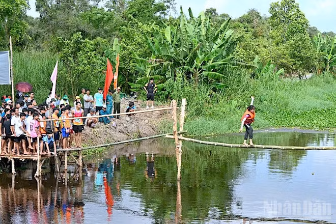 Du khách tham gia hoạt động trải nghiệm tại khu dịch vụ Vườn quốc gia U Minh hạ, tỉnh Cà Mau.