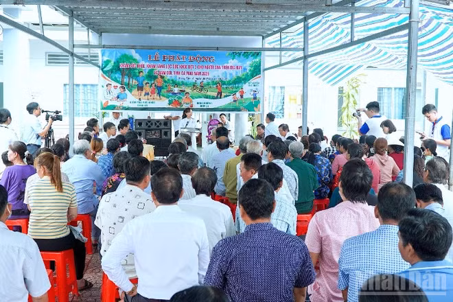 Đông đảo người dân đến các điểm khám sức khỏe miễn phí tại Trung tâm y tế xã Đầm Dơi, tỉnh Cà Mau. 