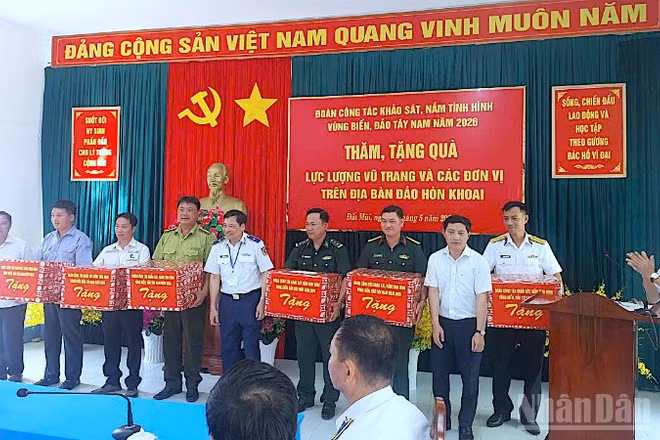 Đại diện Cảnh sát biển Việt Nam tặng quà khi đến thăm các lực lượng trên cụm đảo Hòn Khoai.