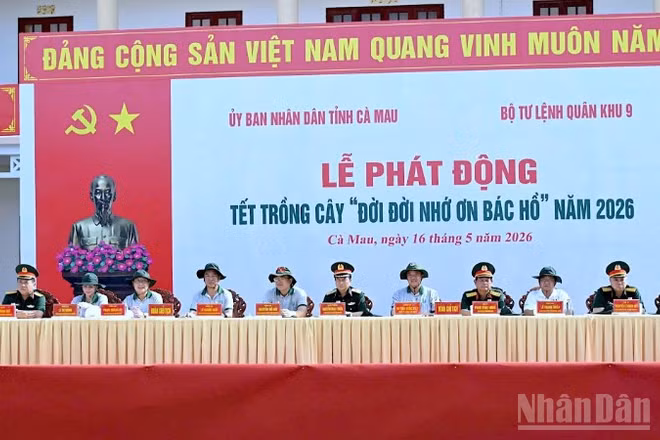 Lãnh đạo cấp ủy, chính quyền tỉnh Cà Mau và lãnh đạo Quân khu 9 tham dự lễ phát động Tết trồng cây tại điểm cầu phường An Xuyên, tỉnh Cà Mau.