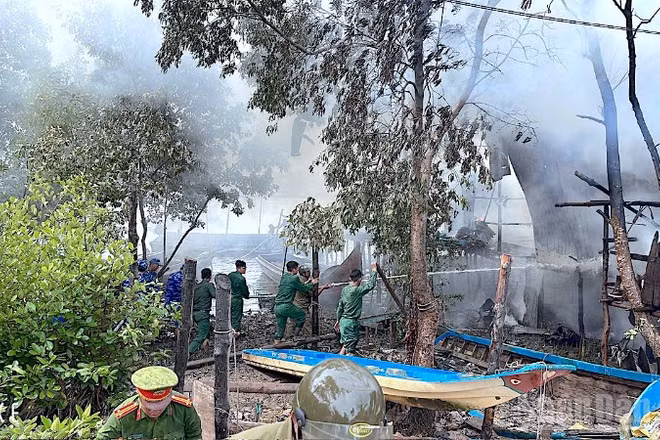 Lực lượng Bộ đội cùng các đơn vị có liên quan tại xã Phan Ngọc Hiển (tỉnh Cà Mau) tham gia dập lửa.