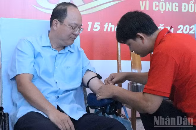 Đồng chí Nguyễn Hồ Hải, Ủy viên Trung ương Đảng, Bí thư Tỉnh ủy Cà Mau (bên trái) tham gia hiến máu tình nguyện tại ngày hội.