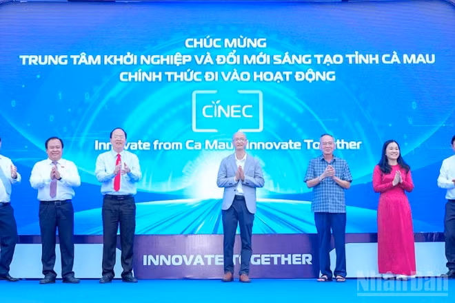 Đồng chí Nguyễn Hồ Hải, Ủy viên Trung ương Đảng, Bí thư Tỉnh ủy Cà Mau (thứ 3 từ trái sang) cùng các lãnh đạo tỉnh Cà Mau và đại biểu thực hiện nghi thức công bố thành lập CiNEC Cà Mau.