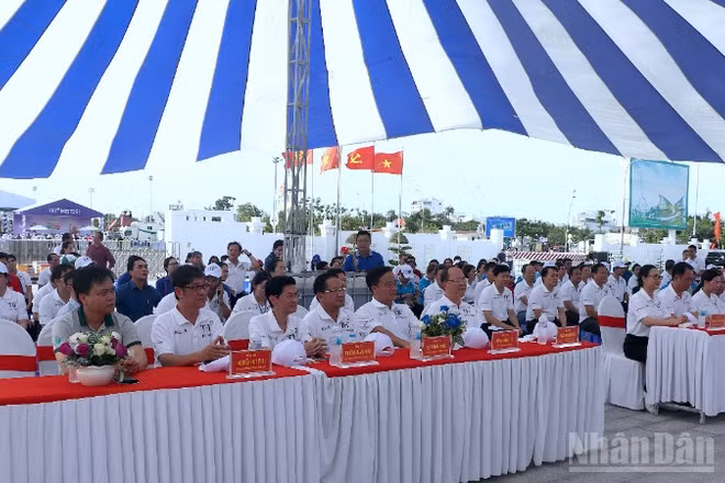 Các đồng chí lãnh đạo tỉnh Cà Mau cùng đông đảo đại biểu tham dự Lễ phát động quyên góp xây nhà cho người nghèo vào sáng 16/5.