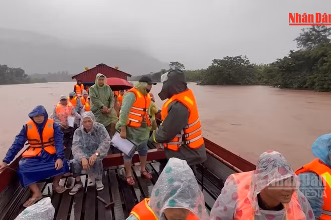 [Video] Nước sông Sê Pôn dâng cao, 129 hộ dân được di dời đến nơi an toàn