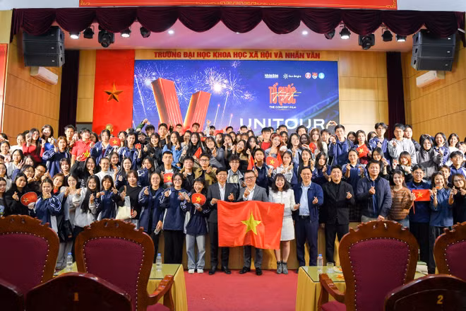Tổng Biên tập Báo Nhân Dân Lê Quốc Minh cùng các đại biểu, giáo viên, sinh viên nhà trường tại buổi chiếu.