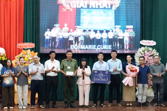 Ban tổ chức trao giải Nhất cho đội thi Marie Curie. (Ảnh: CTV)