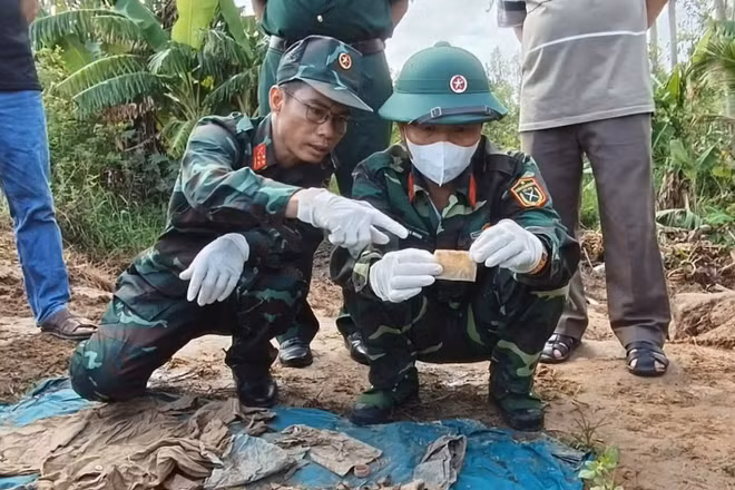 Trong số di vật tìm được có một miếng nhựa được ghi bằng bút bi chữ “Anh Luân”, dòng dưới có chữ At, đóng quân... (Ảnh: Quốc Khánh)