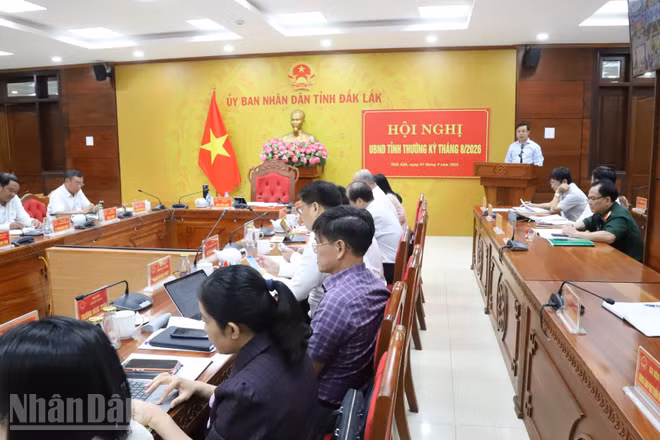 Chủ tịch Ủy ban nhân dân tỉnh Đắk Lắk Đỗ Hữu Huy phát biểu tại hội nghị sơ kết tình hình phát triển kinh tế, xã hội, bảo đảm quốc phòng, an ninh tháng 8, triển khai nhiệm vụ tháng 9/2026. (Ảnh: CÔNG LÝ)