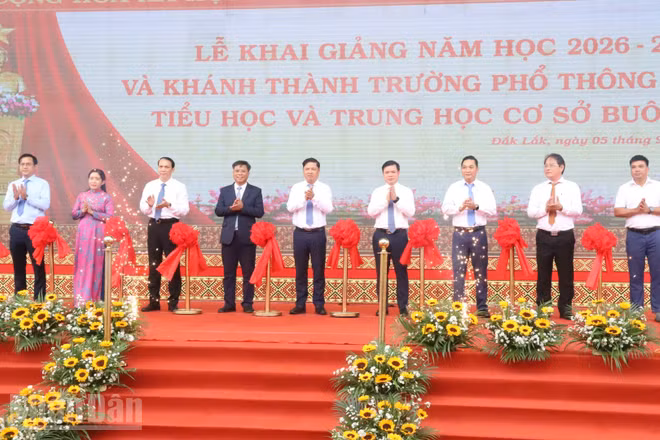 Các đồng chí lãnh đạo tỉnh Đắk Lắk cắt băng khánh thành Trường phổ thông nội trú liên cấp tiểu học và trung học cơ sở Buôn Đôn, xã Buôn Đôn. (Ảnh: CÔNG LÝ)