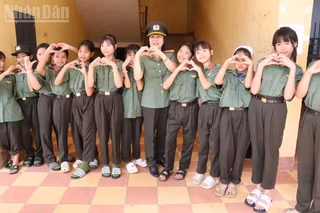 Cả thầy cô và học sinh nhà trường đều mặc trang phục lực lượng Công an nhân dân. (Ảnh: Công Lý)