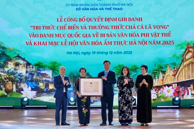Thành phố Hà Nội công bố Quyết định ghi danh “Tri thức chế biến và thưởng thức Chả cá Lã Vọng” vào Danh mục quốc gia về di sản văn hóa phi vật thể.