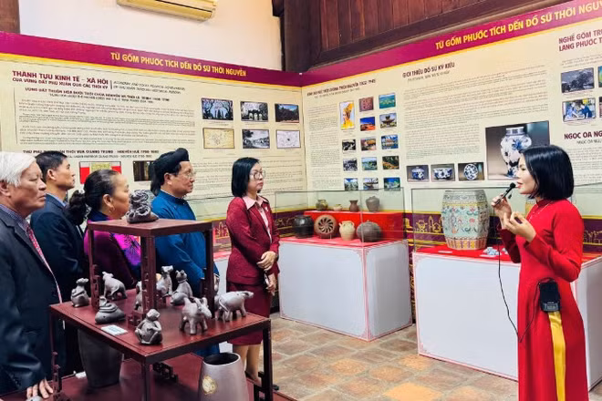 Các đại biểu tham quan trưng bày sản phẩm gốm Bát Tràng và gốm Phước Tích. 