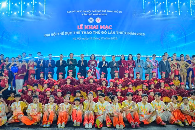 Lãnh đạo thành phố Hà Nội chung vui với các vận động viên, các nghệ sĩ tham gia Lễ khai mạc. (Ảnh: BẢO LONG)