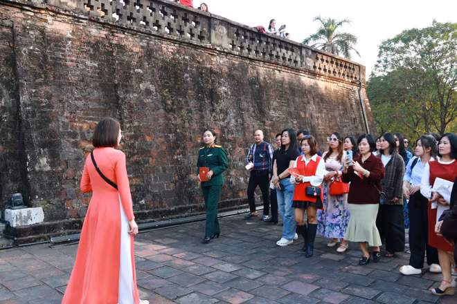 Khách du lịch háo hức khám phá những bí ẩn lịch sử qua tour "Ký ức Cột cờ".