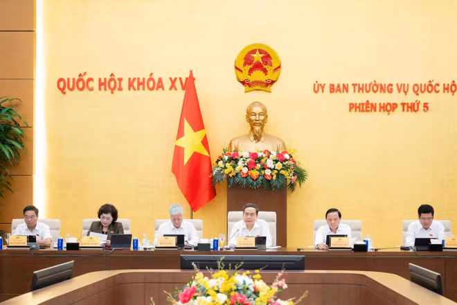 Chủ tịch Quốc hội Trần Thanh Mẫn, Phó Chủ tịch Thường trực Quốc hội Đỗ Văn Chiến và các Phó Chủ tịch Quốc hội tại phiên họp sáng 17/8. (Ảnh: Media Quốc hội)