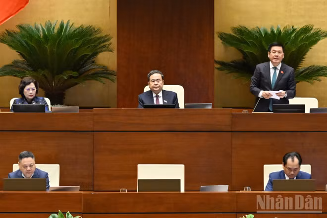 Phó Chủ tịch Quốc hội Nguyễn Hồng Diên điều hành phiên thảo luận ở hội trường sáng 21/8. (Ảnh: THỦY NGUYÊN)