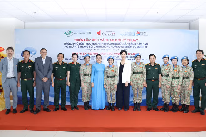 Các đại biểu tham dự chương trình Triển lãm ảnh và trao đổi kỹ thuật “Từ ứng phó đến phục hồi: An ninh con người, sẵn sàng bảo đảm và hỗ trợ y tế trong bối cảnh khủng hoảng và nhiệm vụ quốc tế”. (Ảnh: BTC)