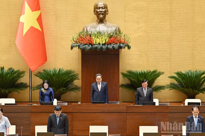 Quốc hội Việt Nam dành một phút mặc niệm tưởng nhớ cố Chủ tịch Quốc hội Lào Saysomphone Phomvihane. (Ảnh: THỦY NGUYÊN)