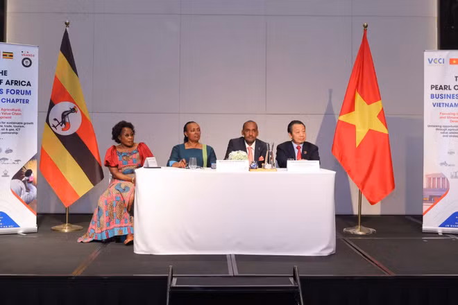Phó Chủ tịch VCCI Nguyễn Quang Vinh, Đại sứ Uganda tại Việt Nam Betty Bigombe và đại diện các cơ quan của Uganda trao đổi với báo chí bên lề Diễn đàn Doanh nghiệp Việt Nam-Uganda ngày 12/8. (Ảnh: VCC)