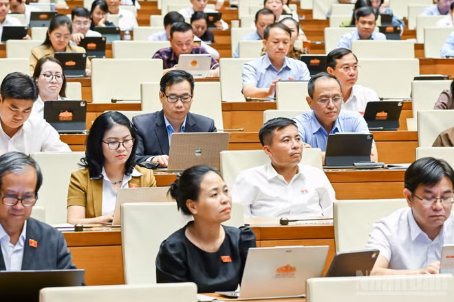 Các đại biểu Quốc hội dự phiên họp toàn thể ở hội trường tại Kỳ họp không thường lệ thứ nhất, Quốc hội khóa XVI. (Ảnh: DUY LINH)
