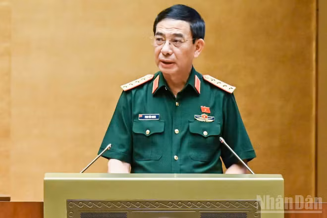 Đại tướng Phan Văn Giang, Phó Thủ tướng, Bộ trưởng Quốc phòng trình bày báo cáo tiếp thu, giải trình và chỉnh lý dự thảo Luật trước khi Quốc hội biểu quyết thông qua. (Ảnh: DUY LINH)
