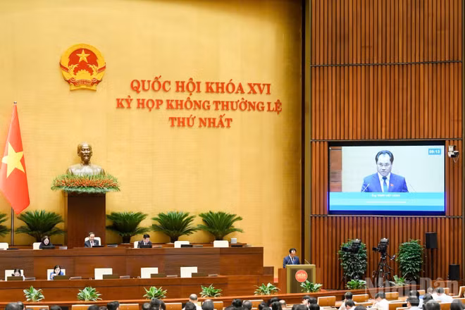 Quang cảnh phiên thảo luận ở hội trường ngày 12/8. (Ảnh: DUY LINH)