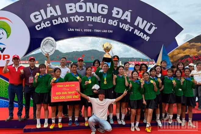 Đội Lục Yên (Lào Cai) vô địch giải bóng đá nữ các dân tộc thiểu số Việt Nam lần thứ nhất. (Ảnh: THANH SƠN)