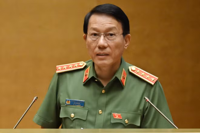 Bộ trưởng Công an, Đại tướng Lương Tam Quang trình bày tờ trình. (Ảnh: THỦY NGUYÊN)