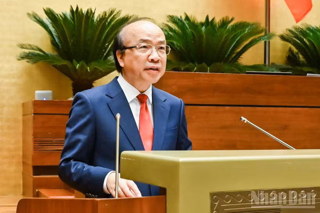 Chủ nhiệm Ủy ban Pháp luật và Tư pháp Phan Chi Hiếu báo cáo tóm tắt tiếp thu, giải trình, chỉnh lý dự thảo Nghị quyết. (Ảnh: DUY LINH)