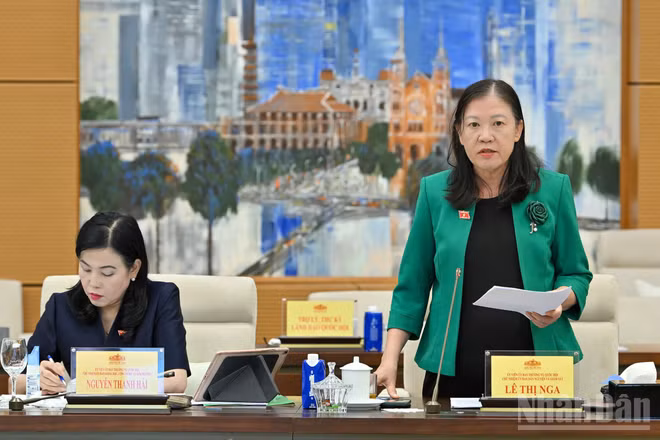 Chủ nhiệm Ủy ban Dân nguyện và Giám sát Lê Thị Nga trình bày báo cáo công tác dân nguyện của Quốc hội tháng 7/2026. (Ảnh: THỦY NGUYÊN)