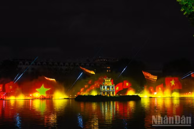 Tháp Rùa bừng sáng lung linh trong chương trình 3D Mapping “Hà Nội rạng rỡ”.